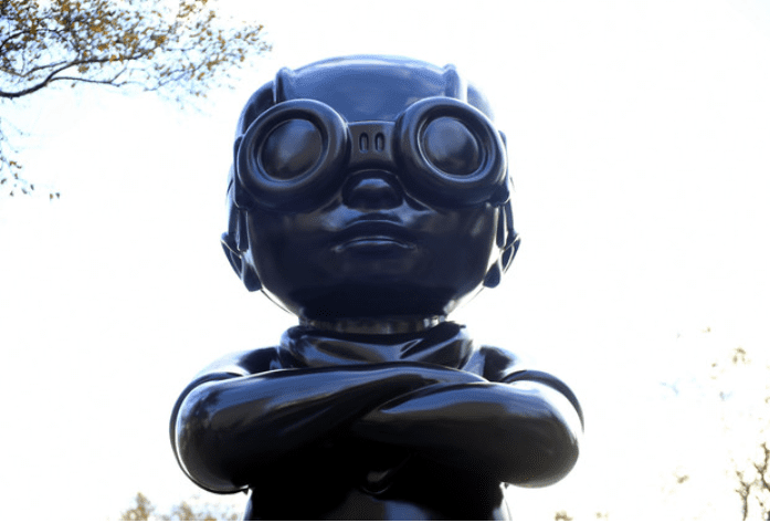 뉴욕 배터리 파크에 공개된 16피트 높이의 조각품 ‘Flyboy’