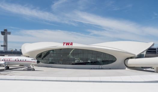 뉴욕 JFK 공항의 복고 스타일의 TWA 호텔 롤러스케이트장 오픈!